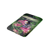 ピンクのオダマキ(植物)の花をクローズアップ バスマット (アングル)