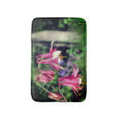 ピンクのオダマキ(植物)の花をクローズアップ バスマット (正面縦)