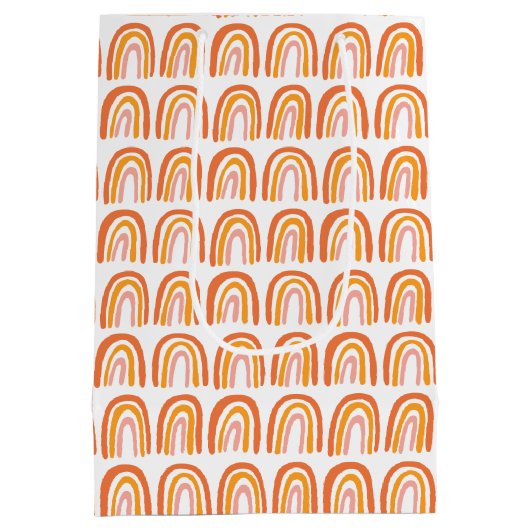 ピンクのオレンジ色のパターン虹の赤ちゃんシャワーギフト ミディアムペーパーバッグ (裏面)