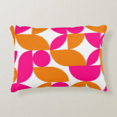 ピンクのオレンジ色の幾何学中央世紀のパターン アクセントクッション (正面)