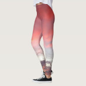 ピンクのオレンジ色の白い雲の夕日の写真スタイリッシュはっきりした レギンス (左)