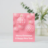 ピンクのオーナメントメリークリスマスとハッピーニューイヤー ポストカード (スタンド正面)
