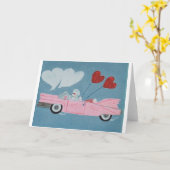 ピンクのオープンカーに乗ったプードル カード (黄色い花)