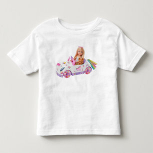 ピンクのオープンカーに乗るかわいい女の子 – 子供の冒険 トドラーTシャツ
