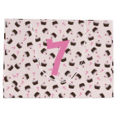 ピンクのカスタマイズ可能誕生日 ラージペーパーバッグ (裏面)