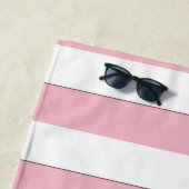 ピンクのカスタムな文字のビーチのゲストの白のストライプ ビーチタオル (インサイチュ)