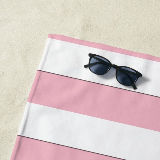 ピンクのカスタムな文字のビーチのゲストの白のストライプ ビーチタオル (インサイチュ)