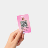 ピンクのカスタム名札 バッジ QRコード (手持ち)