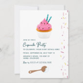 ピンクのカップケーキと散水誕生日パーティーの写真 招待状 (正面)