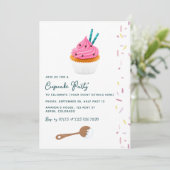 ピンクのカップケーキと散水誕生日パーティーの写真 招待状 (スタンド正面)
