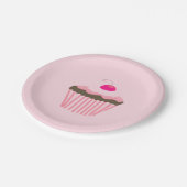 ピンクのカップケーキにさくらんぼを載せる ペーパープレート (アングル)