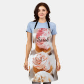 ピンクのカップケーキのキッチンエプロンのカスタマイズ エプロン (着用した状態)