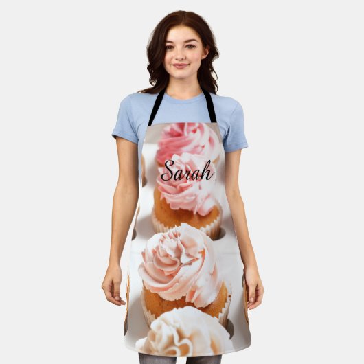 ピンクのカップケーキのキッチンエプロンのカスタマイズ エプロン (着用した状態)
