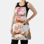 ピンクのカップケーキのキッチンエプロンのカスタマイズ エプロン (インサイチュ)