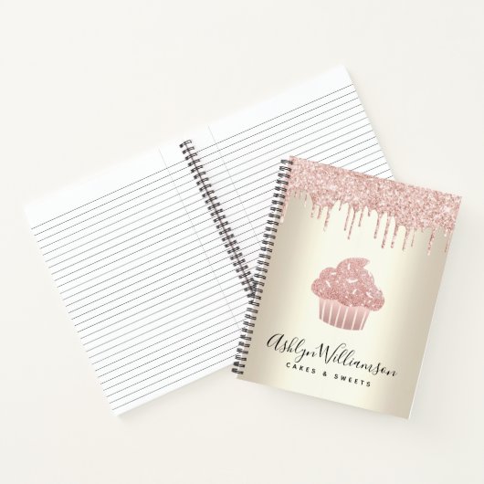 ピンクのカップケーキのグリッターが垂れるパティシエの黄金のショコラ ノートブック (内部)