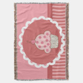 ピンクのカップケーキのデザイン スローブランケット (正面縦)