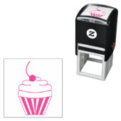 ピンクのカップケーキの上にさくらんぼを置く セルフインキングスタンプ (インサイチュ)