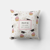 ピンクのカップケーキの卒業パーソナライズされた級 クッション (正面)