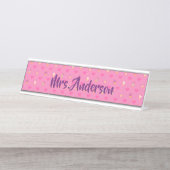 ピンクのカップケーキパターン デスクネームプレート (正面)