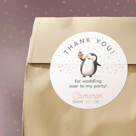 ピンクのカップケーキペンギンお祝いガールズ誕生日 ラウンドシール