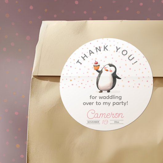 ピンクのカップケーキペンギンお祝いガールズ誕生日 ラウンドシール