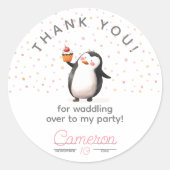 ピンクのカップケーキペンギンお祝いガールズ誕生日 ラウンドシール (正面)