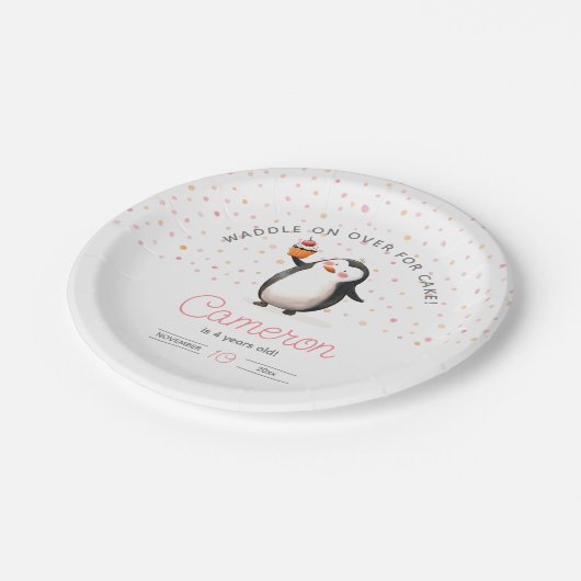 ピンクのカップケーキペンギン女の子の誕生日ペーパープレート ペーパープレート (アングル)