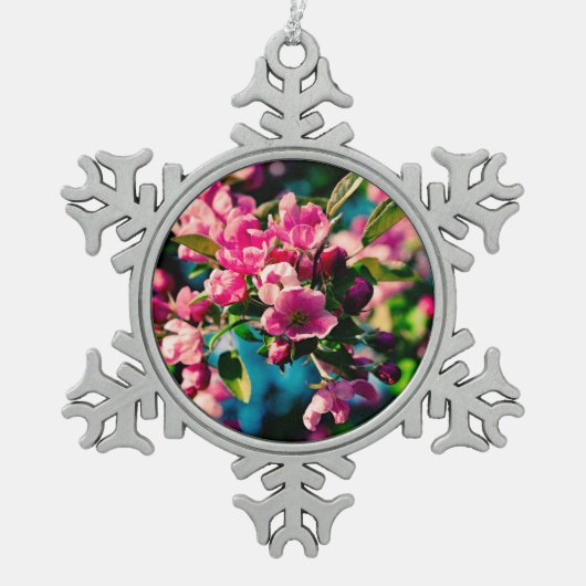 ピンクのカニのリンゴの花 スノーフレークピューターオーナメント (正面)