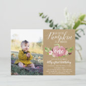 ピンクのカボチャのカスタム年齢誕生日パーティーの写真 招待状 (スタンド正面)