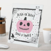 ピンクのカボチャは甘いポーチドアキャンディーサインを取る 台座サイン (インサイチュ)