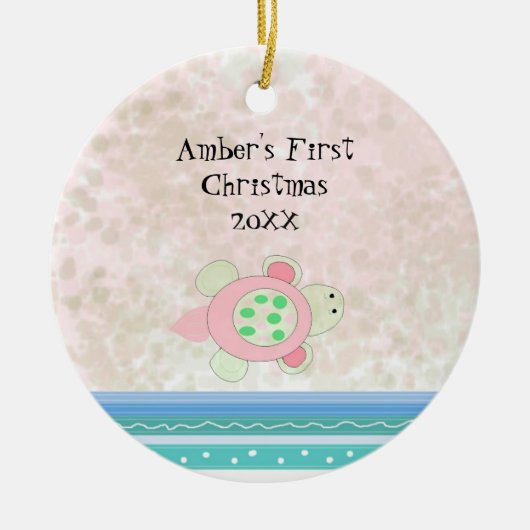 ピンクのカメ 赤ちゃんの最初のクリスマス セラミックオーナメント (正面)