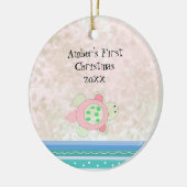 ピンクのカメ 赤ちゃんの最初のクリスマス セラミックオーナメント (左)
