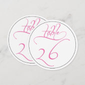 ピンクのカリグラフィー スクリプト ラウンド テーブル ナンバー 26 カード (正面/裏面)