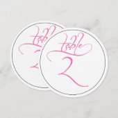 ピンクのカリグラフィー スクリプト ラウンド テーブル ナンバー 2 カード (正面/裏面)