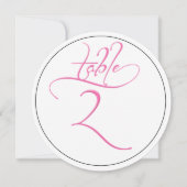 ピンクのカリグラフィー スクリプト ラウンド テーブル ナンバー 2 カード (正面)