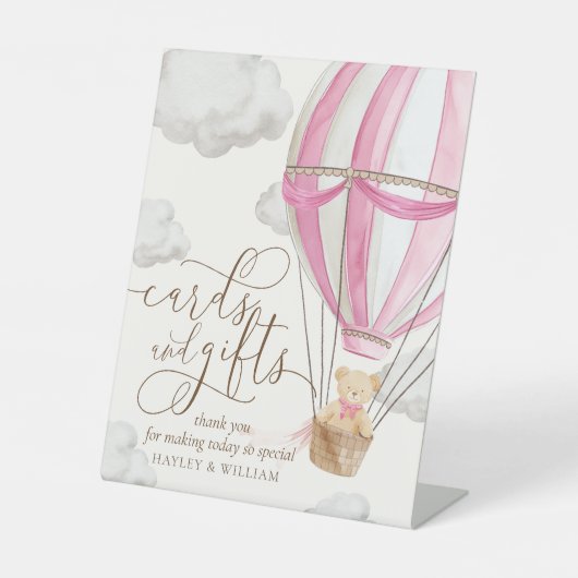 ピンクのカードとギフト赤ちゃんシャワーを心待ち 台座サイン (正面)