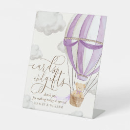 ピンクのカードとギフト赤ちゃんシャワーを心待ち 台座サイン