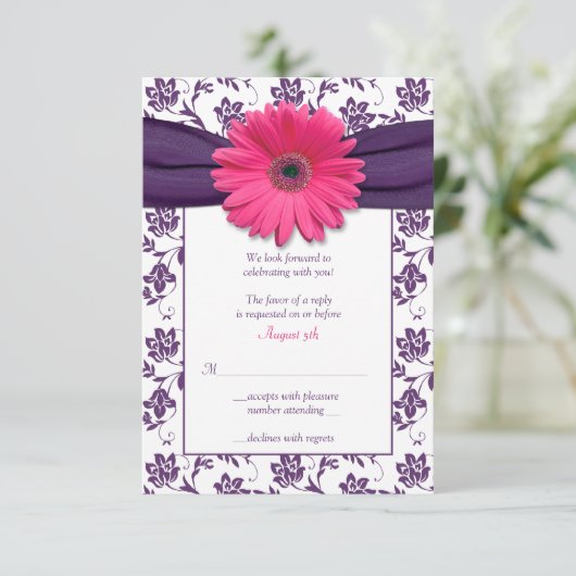ピンクのガーベラダイシーパープルダマスク結婚式返信カード 出欠カード (スタンド正面)