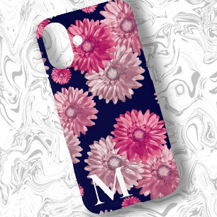 ピンクのガーベラデイジー花オンダークブルーフローラ iPhone 16 PLUSケース