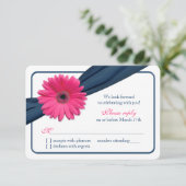 ピンクのガーベラデイジー ネイビーブルーリボン ウェディング RSVP (スタンド正面)