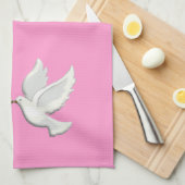 ピンクのキッチンタオルの上の白い鳩 キッチンタオル (四つ折り)