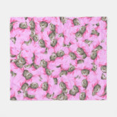 ピンクのキャップ柄のかわいい猫 フリースブランケット (正面(横))