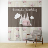 ピンクのキャンピングカーでお誕生日パーティー タペストリー (インサイチュ)