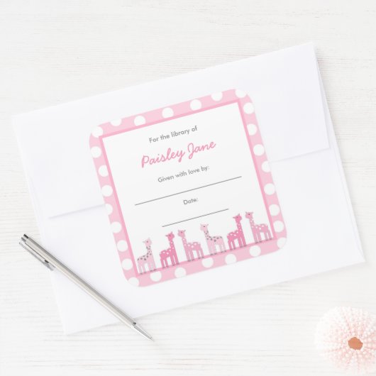 ピンクのキリンが本を持ってくる赤ちゃんシャワーのシール スクエアシール (封筒)