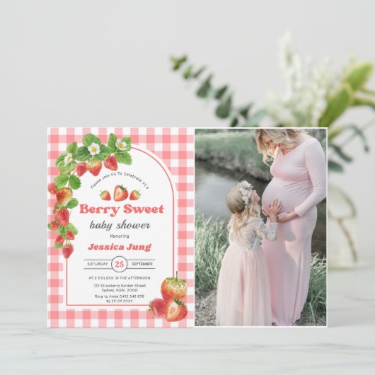 ピンクのギンガムイチゴの赤ちゃんシャワー写真 招待状 (スタンド正面)