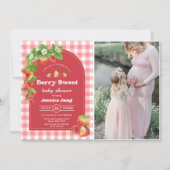 ピンクのギンガムストロベリーベビーシャワーパーティー写真 招待状 (正面)
