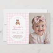 ピンクのギンガムチェックのテディベアの1歳の誕生日フォト 招待状 (正面)
