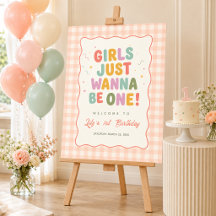 ピンクのギンガムチェックのワンピが好きな女の子は1歳のお誕生日