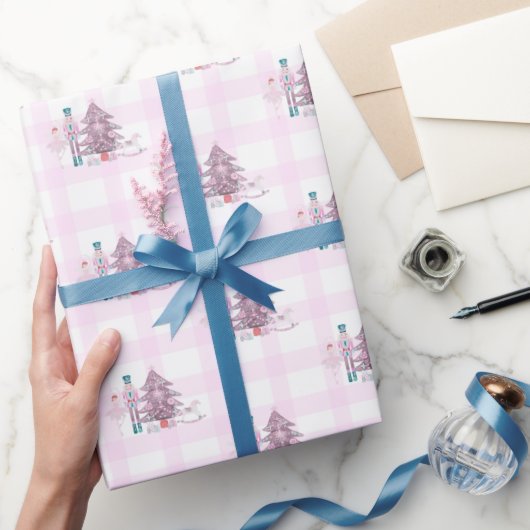 ピンクのギンガムナツクラッカークリスマスラッピング紙 ラッピングペーパー (ギフト)