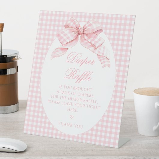 ピンクのギンガムバウ女の子シャワーおむつラッフル 台座サイン (インサイチュ)